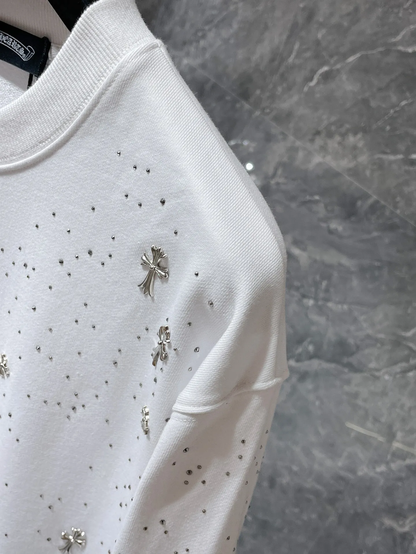 P240 Chrome Hearts Autumn and Winter 2025 New products are available at the counter at the same time. High-weight, environmentally friendly and high-quality top-quality fabrics. Starry cross round neck sweatshirt. Imported environmentally friendly glue printing and dyeing. Counters at the same time. Re-engraved version 1:1. Recommended color: black. White. Size: S, M, L, XL.